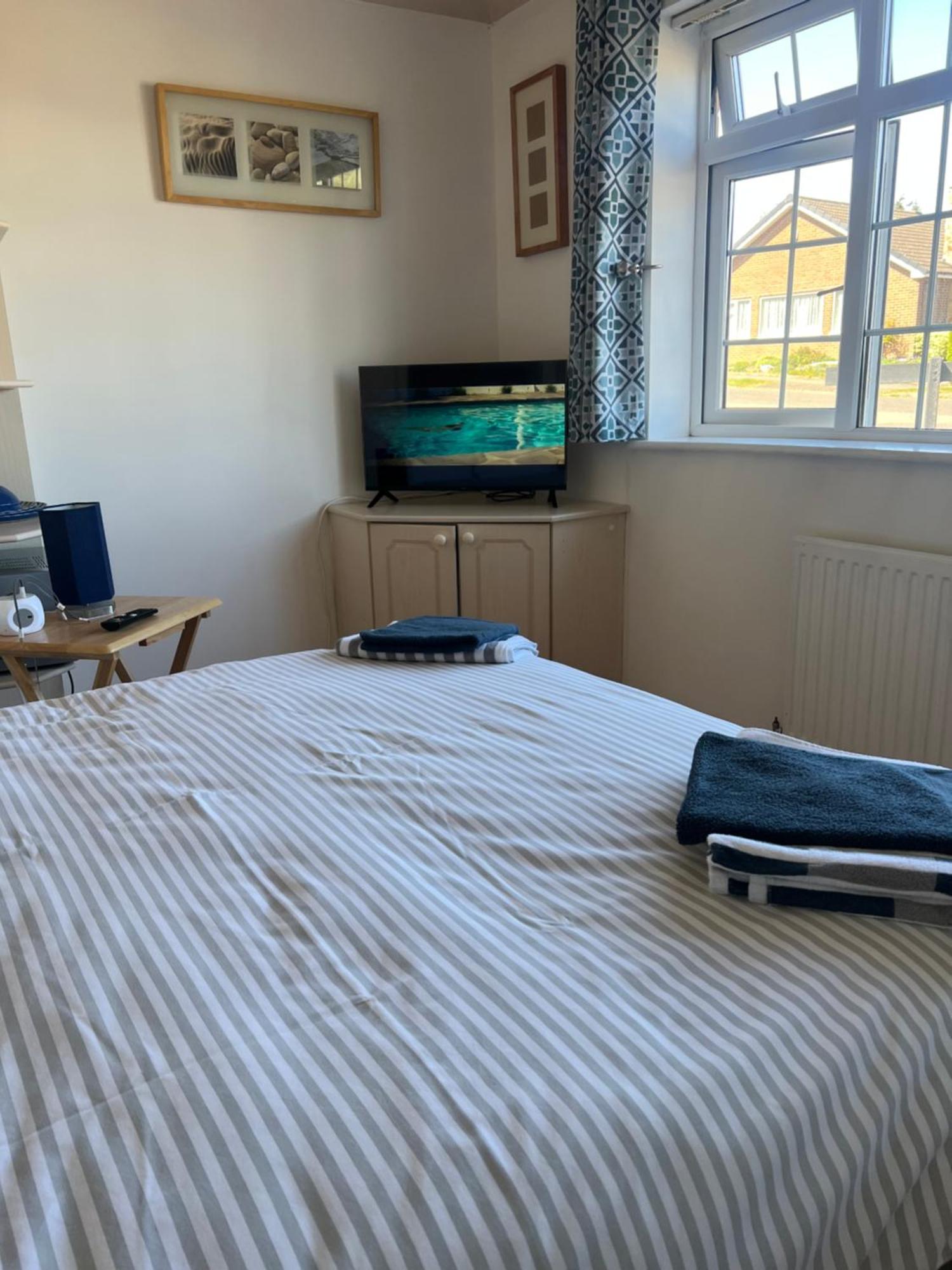 Double Room At The Bungalow With Shared Shower Room 케터링 외부 사진