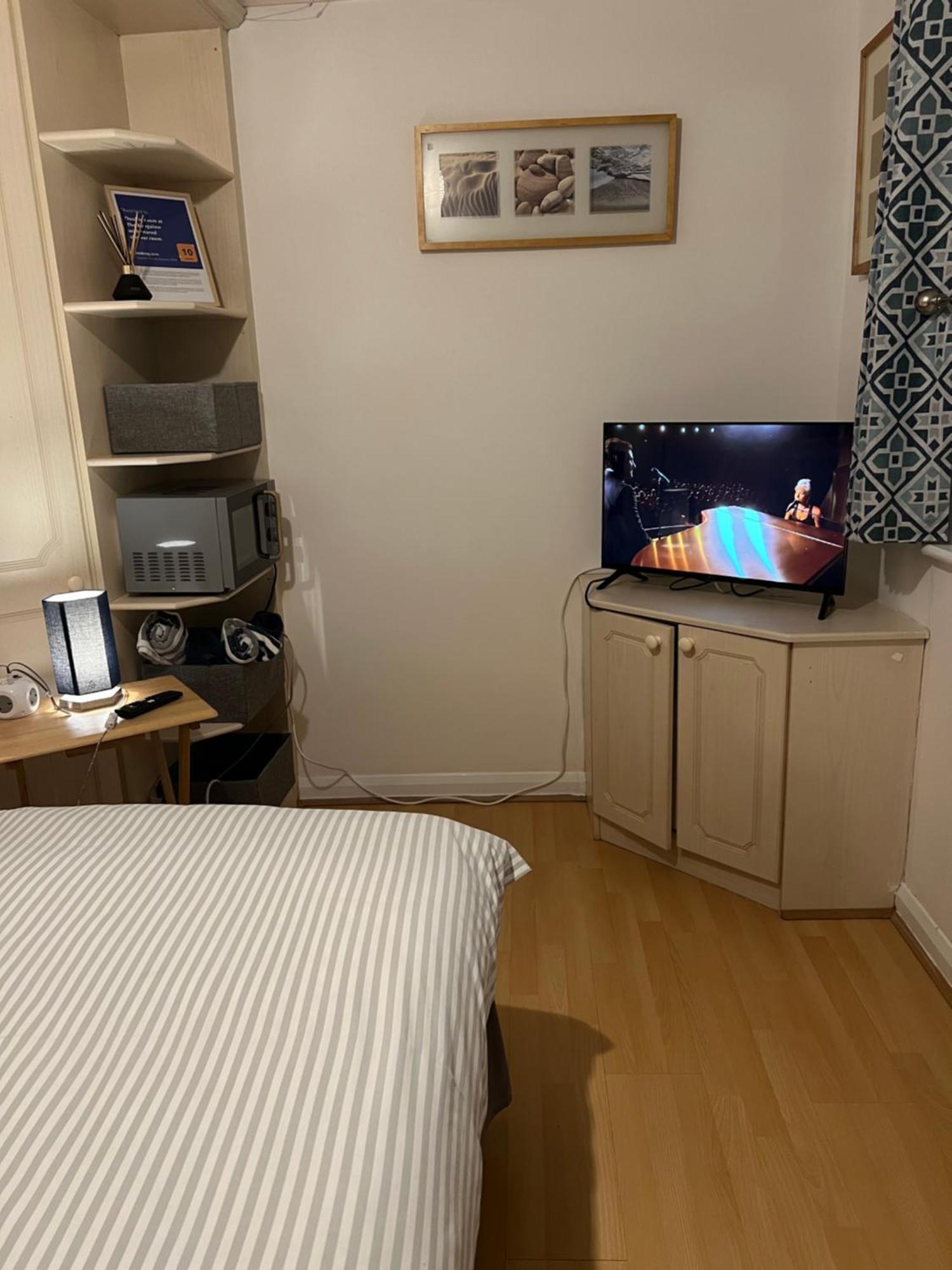 Double Room At The Bungalow With Shared Shower Room 케터링 외부 사진